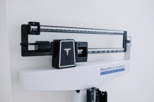 Using changes in body weight and trends of routine lab tests to identify potential signals of lung cancer prior to diagnosis 